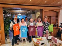 Gemeinsam gegen Krebs übergibt Lauf-Shirts an Harald Lappes Hilfsteam von TravelEye